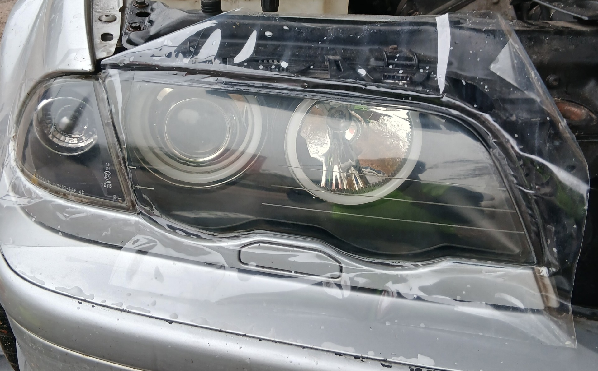 BMW ezen a képen is jól látható a védőfólia hiszen itt még nincs elvágva a fólia.